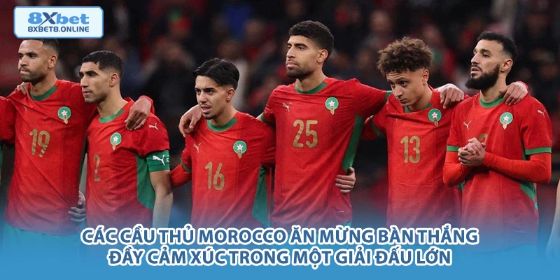 Các cầu thủ Morocco ăn mừng bàn thắng đầy cảm xúc trong một giải đấu lớn.
