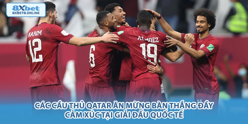 Các cầu thủ Qatar ăn mừng bàn thắng đầy cảm xúc tại giải đấu quốc tế.