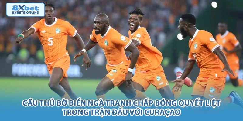 Cầu thủ Bờ Biển Ngà tranh chấp bóng quyết liệt trong trận đấu với Curaçao.