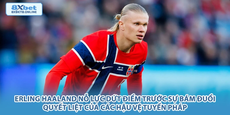 Erling Haaland nỗ lực dứt điểm trước sự bám đuổi quyết liệt của các hậu vệ tuyển Pháp.