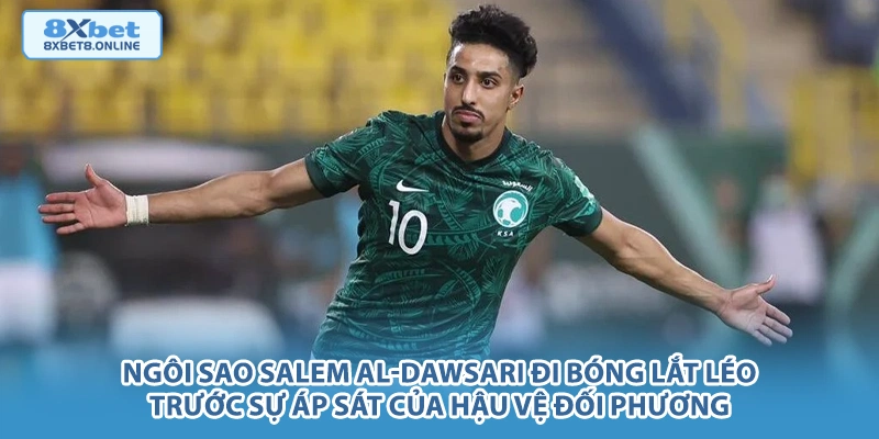 Ngôi sao Salem Al-Dawsari đi bóng lắt léo trước sự áp sát của hậu vệ đối phương.
