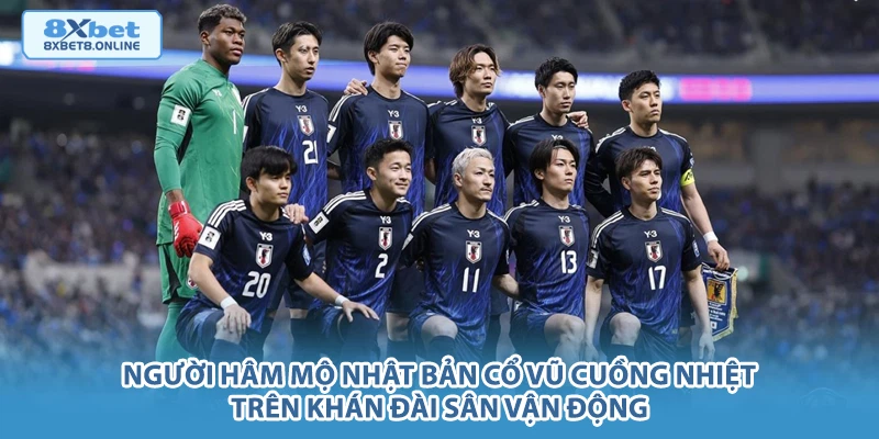 Người hâm mộ Nhật Bản cổ vũ cuồng nhiệt trên khán đài sân vận động.