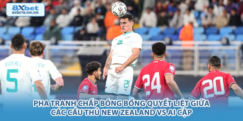 Pha tranh chấp bóng bổng quyết liệt giữa các cầu thủ New Zealand vs Ai Cập.