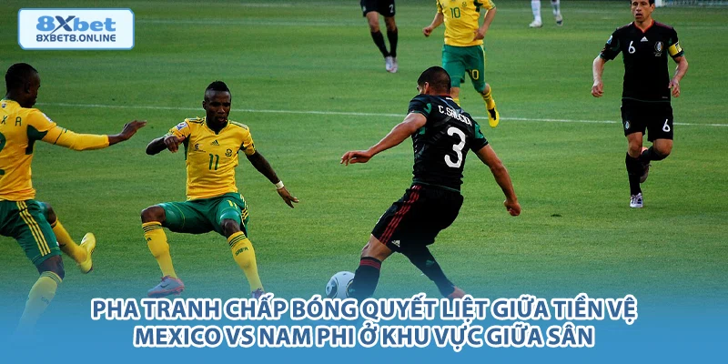 Pha tranh chấp bóng quyết liệt giữa tiền vệ Mexico vs Nam Phi ở khu vực giữa sân.