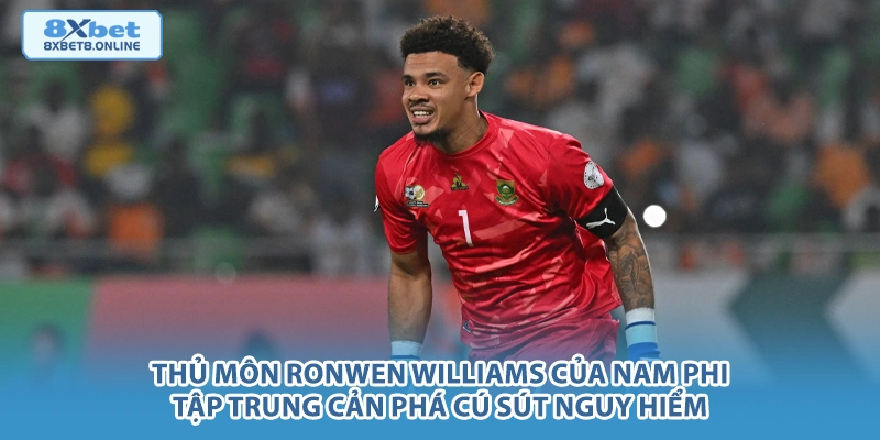 Thủ môn Ronwen Williams của Nam Phi tập trung cản phá cú sút nguy hiểm.