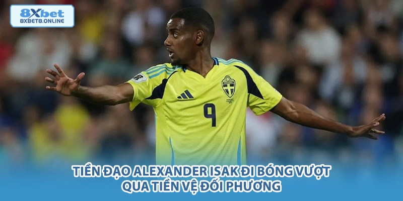 Tiền đạo Alexander Isak đi bóng vượt qua tiền vệ đối phương.