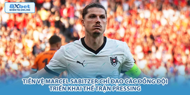Tiền vệ Marcel Sabitzer chỉ đạo các đồng đội triển khai thế trận pressing.